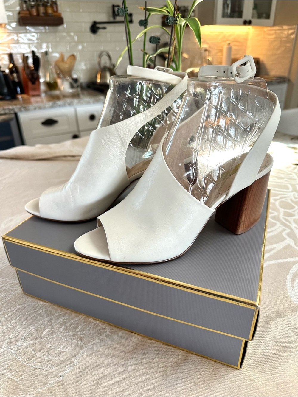 Louise et Cie White Leather Peep Toe Block Heel Sandals Size 9 - Picture 2 of 10